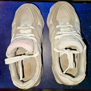 Size 1.5 Kids - New Balance 9060